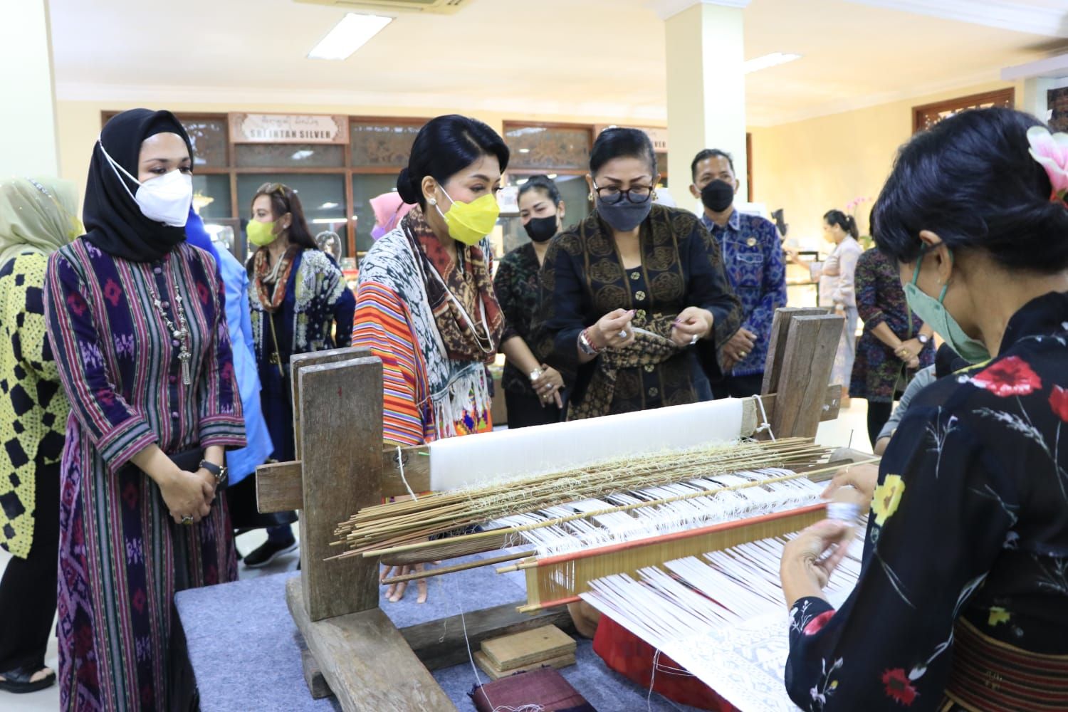 podiumnews.com-Kunjungi Pameran IKM Bali Bangkit, Ketua Umum Dharma Pertiwi: Ini Hebat!